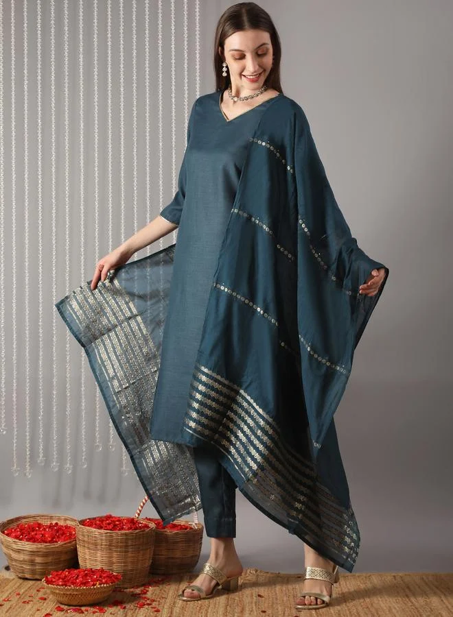 جلو باص مجموعة من كورتا منسوجة بلون مع بنطال ووشاح متناغم